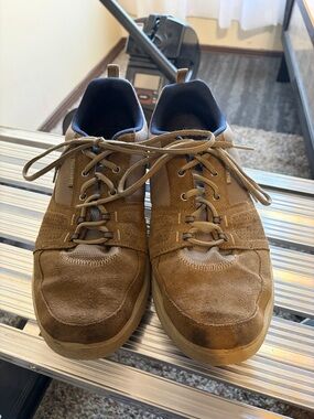 Sketcher’s relaxed fit memory foam Men's Casual Suede Sneakers in Brown